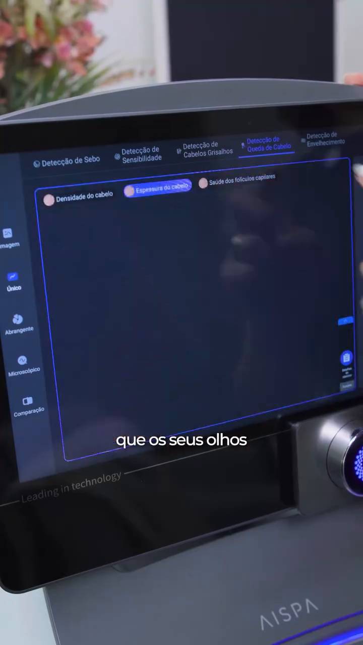 Tela do tricoscópio Aespa T5 mostrando os fios em close, com a Dra. Yanne Batista explicando a avaliação capilar.